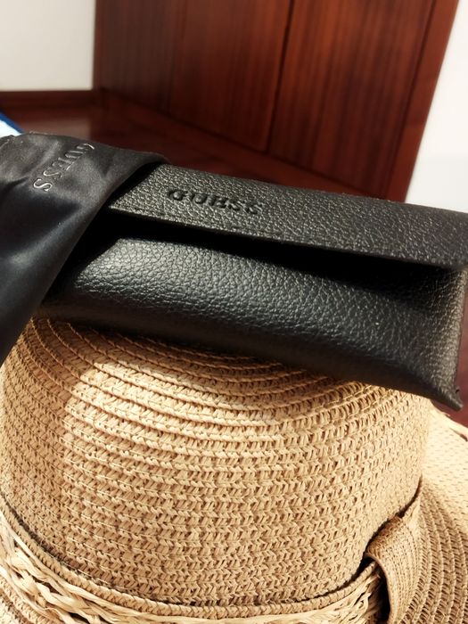 Óculos Guess vermelhos