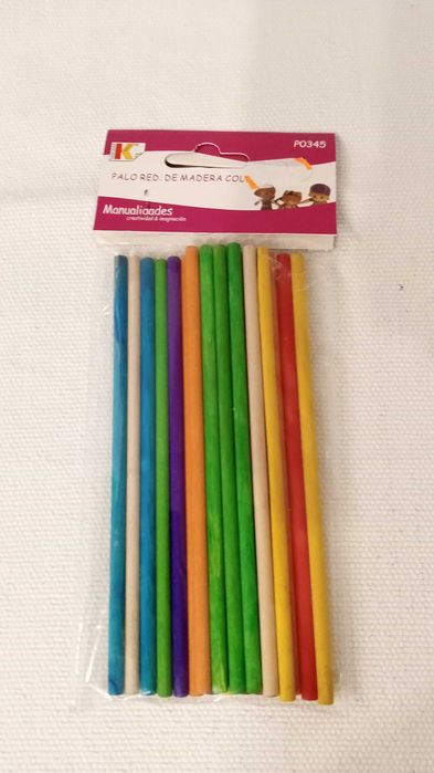 Paus em madeira coloridos para atividades manuais