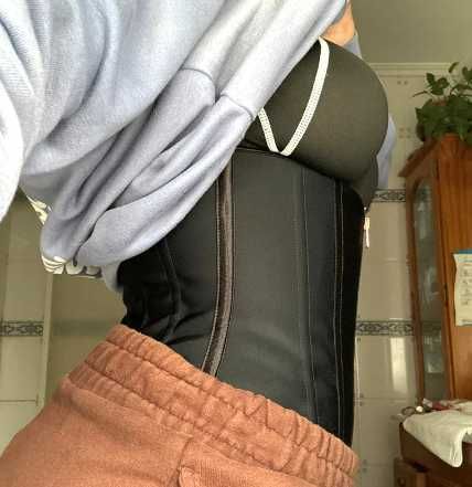 Cinta modeladora em látex com zipper e ganchos