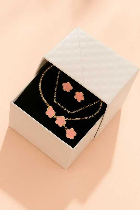 Conjunto Fio + Pulseira + Brincos Dourado com Flores Rosa