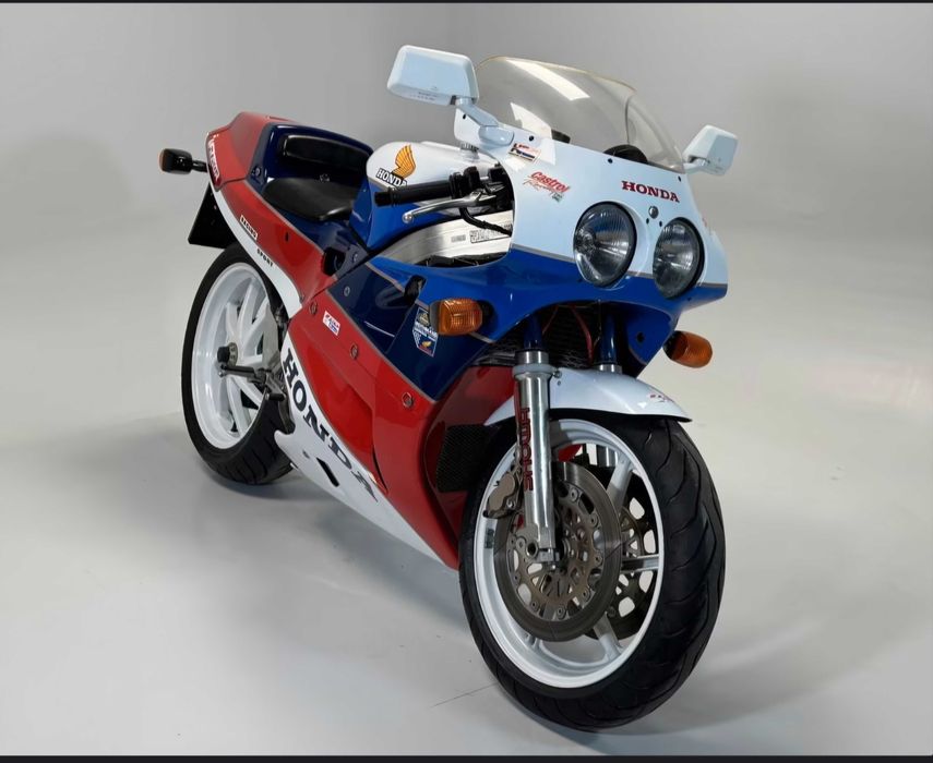 Honda rc 30 750 do ano 1988 mota 100% original tanto de pintura como carnagens único dono e sempre bem estimada se entrega matriculada e revisada.