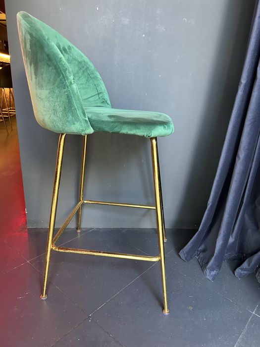 Banco alto de veludo