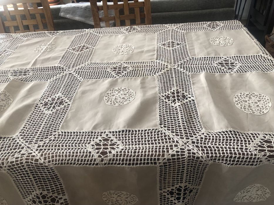 Toalha de mesa como nova e totalmente feita à mão
