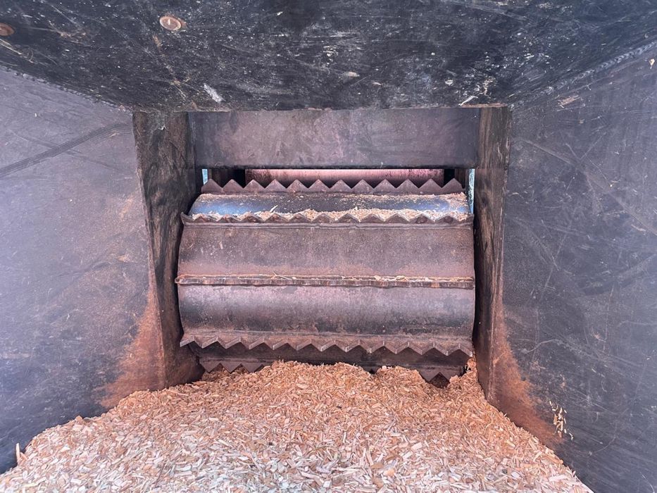 Подрібнювач деревини, дробарка, щипоріз з навантажувачем