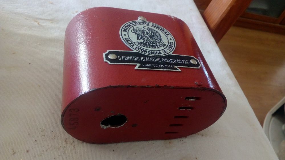 artigo coleção Mealheiro antigo do Montepio Geral