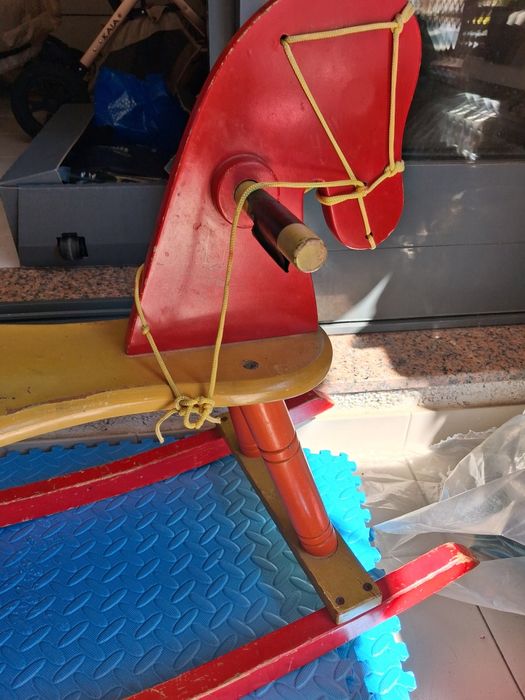 Cavalo de baloiço em madeira feito à mão