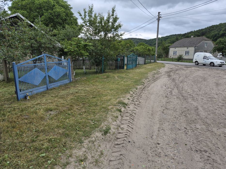 продається будинок  і земельна ділянка