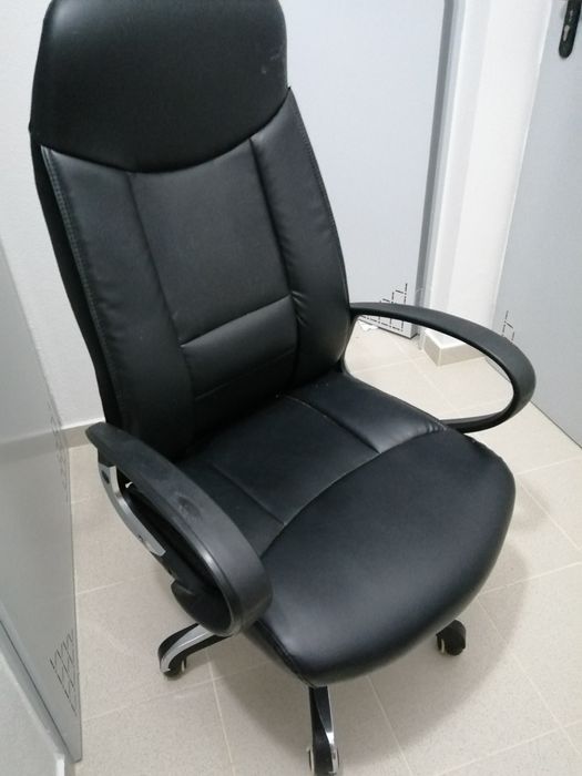 Cadeira de secretária em pele - Como nova!	Usada em Muito bom estado*