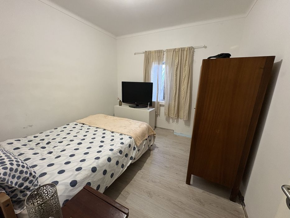 Aluga-se quarto em moradia