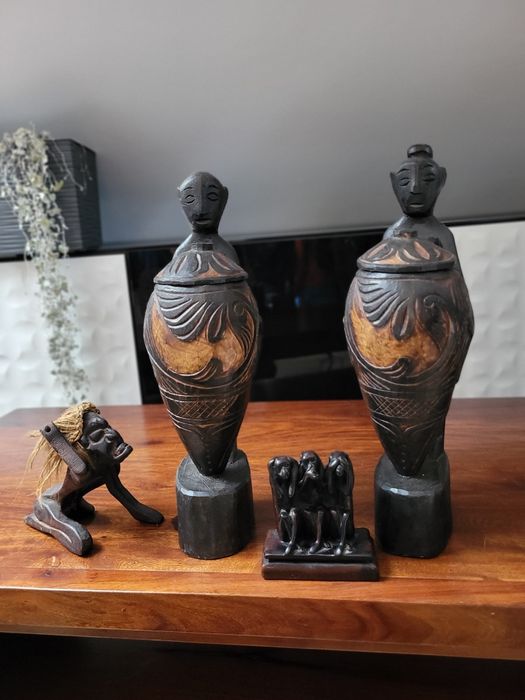 Figurki rzeźbione z drewna