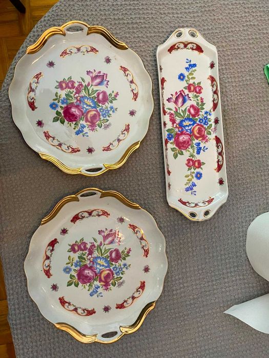 Conjunto de 2 Pratos Redondos e 1 Prato retangular em Porcelana – Decoração Floral