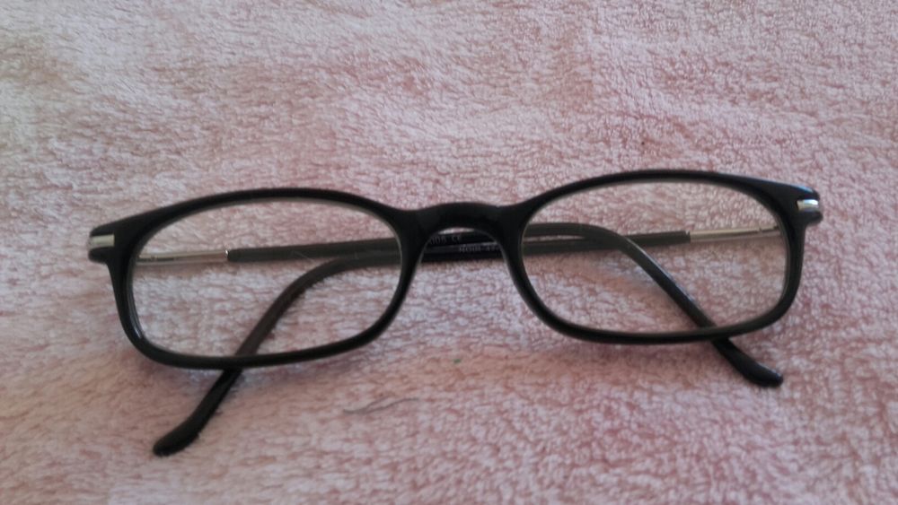 Eyeglass frame in good condition423161040156774401
