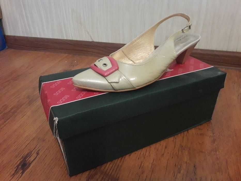 Женские босоножки Laura Galliano