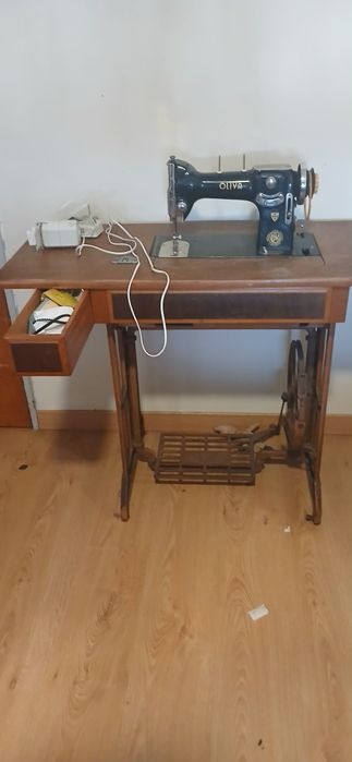 Máquina de Costura Antiga de Pedal de marca Oliva com Móvel