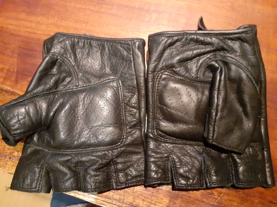 Luvas em pele pretas