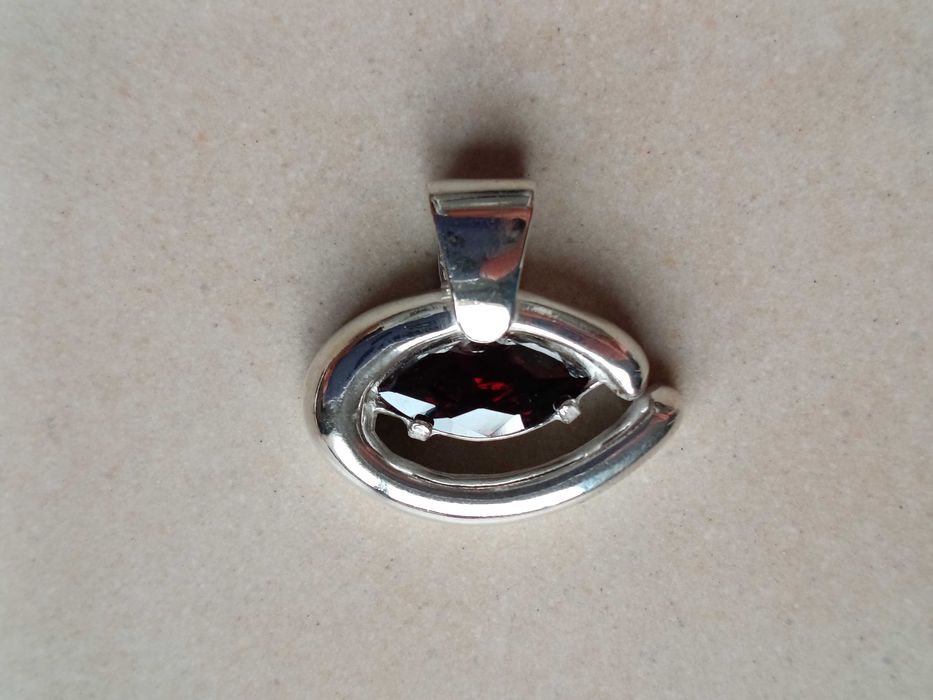 Srebrna zawieszka z granatem S925 Wisiorek Vintage