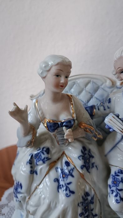 Figurka porcelanowa pary dworskiej siedzącej na  ławce