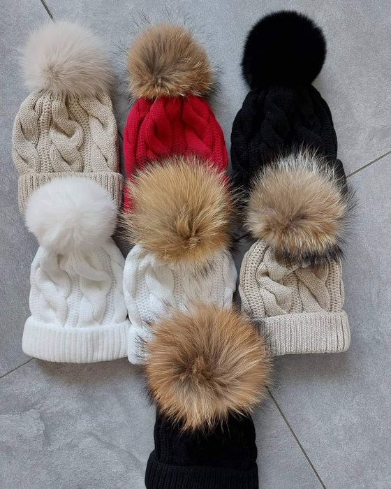 Elegancka czapka z pomponem naturalne futerko jenot kolory
