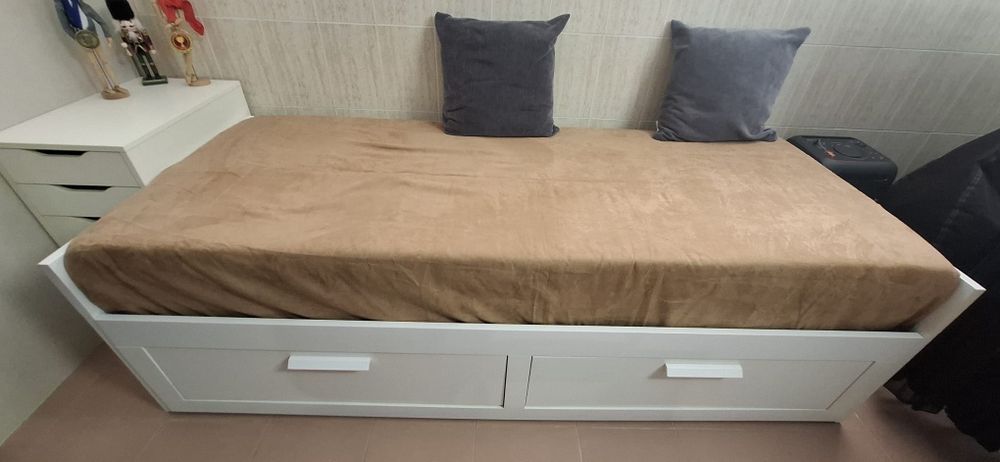 Cama divã solteiro/casal e 2 colchões
