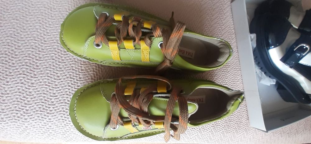 Dois pares de sapatos novos de Marca