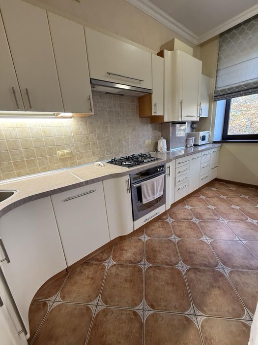 Подобова оренда квартири, центр, парковка, з виглядом на парк