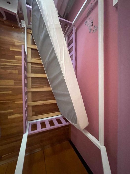 Cama Montessori criança rosa e banca