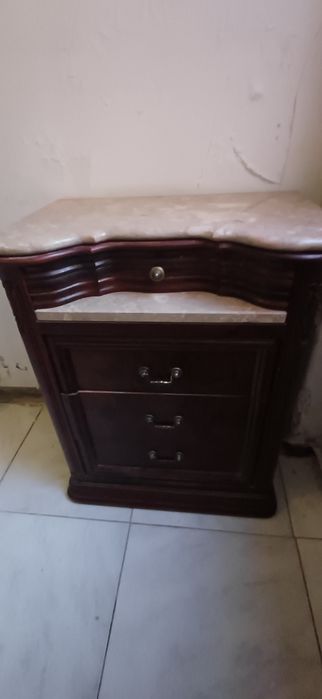 Quarto completo clássico em madeira maciça e mármore – €350