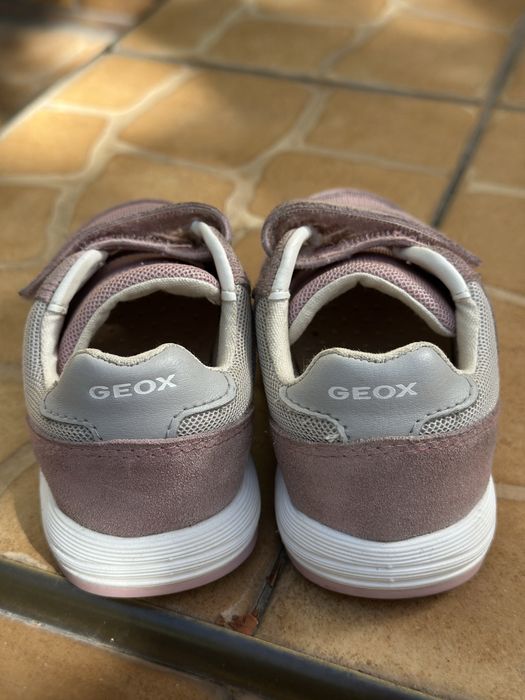 Дитячі кросівки для дівчинки Geox