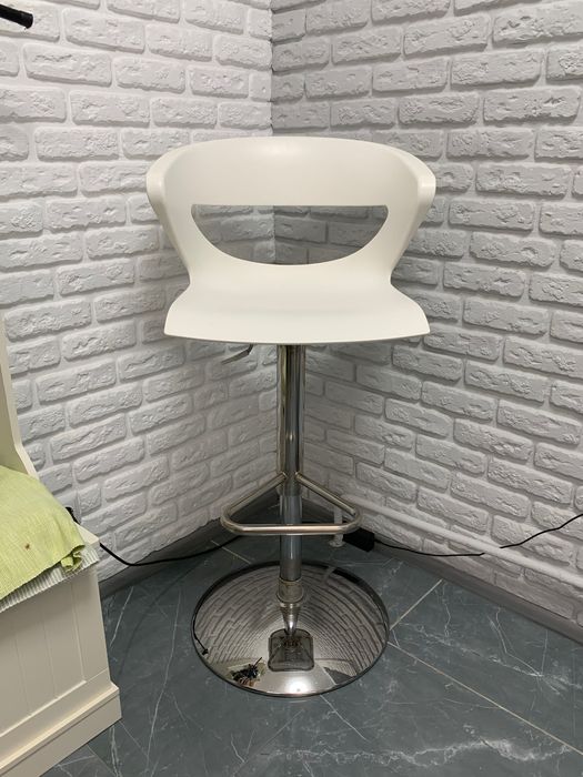 Стул для бровіста або візажиста. Або просто банний стул для дому.