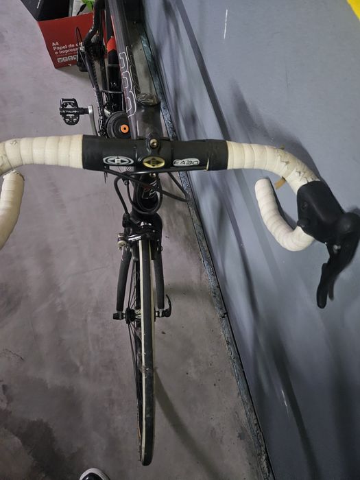 Bicicleta de estrada com rolo de treino