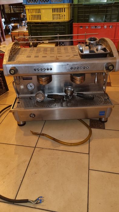 Ekspres do kawy wraz z uzdatniaczem do wody