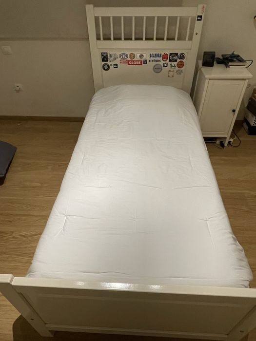 Cama, secretaria e mesa de cabeceira para venda