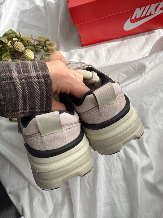 Трендові сплртивні кросівки Nike V2K Runtekk Pink найк в2к рунтекк