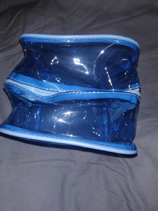 Kosmetyczka niebieską Avon przeźroczysta