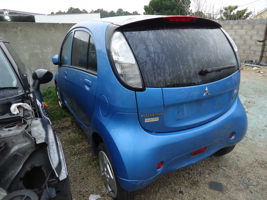 Mitsubishi i-MiEV de 2012 só ás peças