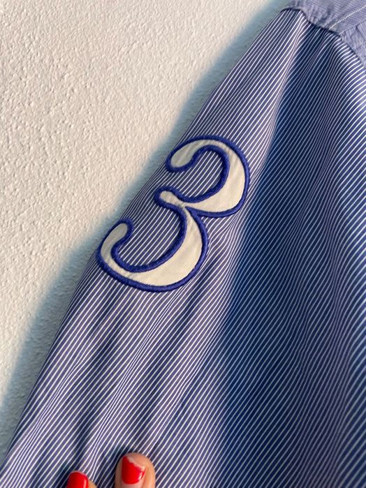 Camisa azul às riscas