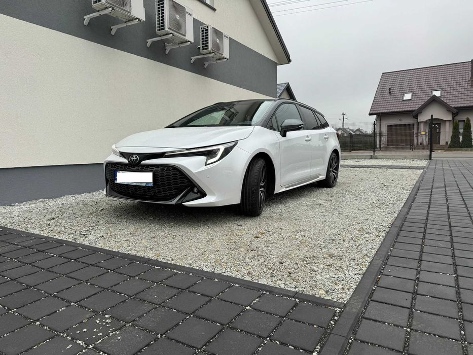 Wynajem Toyota Corolla GR SPORT Hybryda kombi Wypozyczalnia RENT