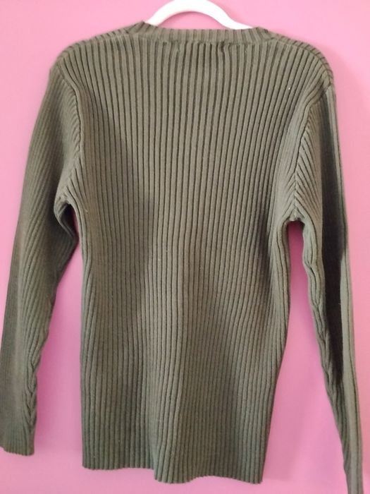 Sweterek z dekoltem