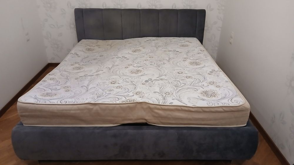 Продам срочно итальянскую двуспальную кровать с матрасом. Самовывоз