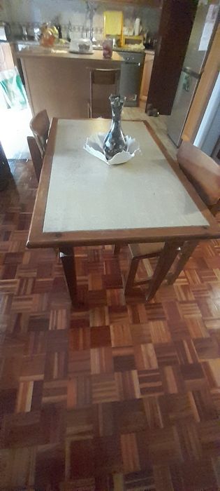 Conjunto mesa de madeira e 3 cadeiras