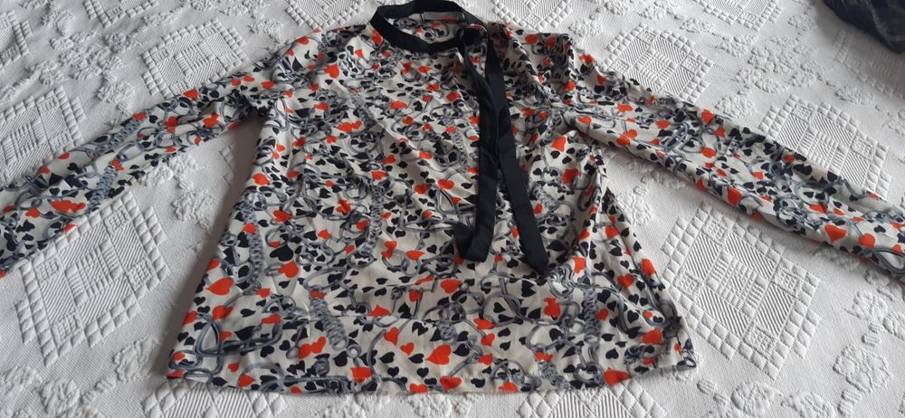 Blusa acetinada com corações