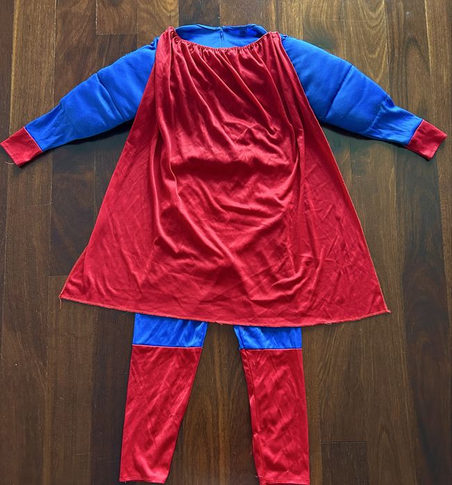 Fato Super Homem com músculos e capa 7-9 anos