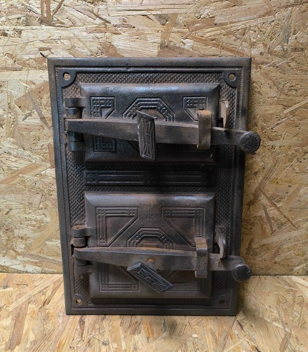 Stare żeliwne drzwiczki od pieca kaflowego