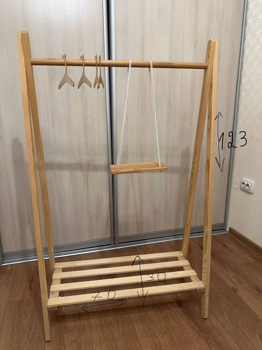 Деревʼяна вішалка для дитячої кімнати