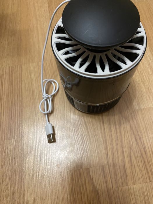 Від повербанку usb лампа для комарів.