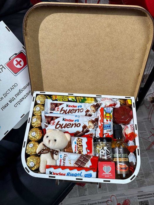 Солодкий набір на подарунок до 14 лютого у вигляді Аптечки.