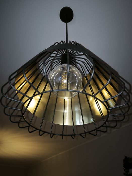 Candeeiro preto e dourado