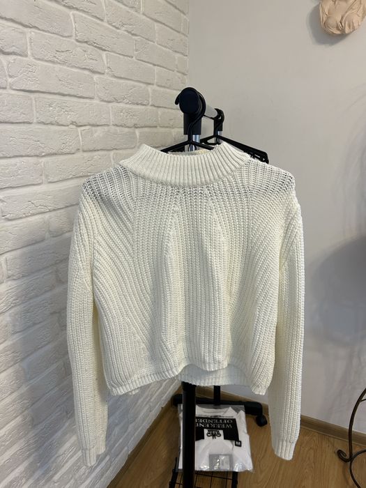 Светрик вʼязаний дівчинка