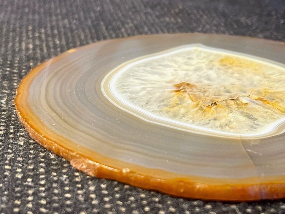 Fatia polida de ágata natural com drusa de quartzo