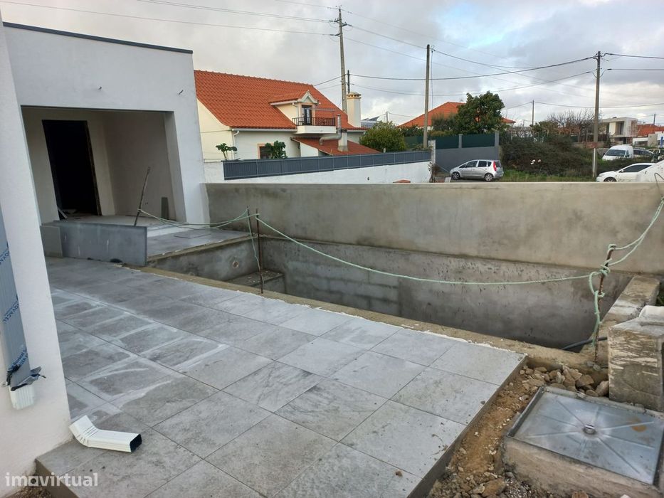 Moradia T3 em final de construção, com piscina, em Fernão Ferro